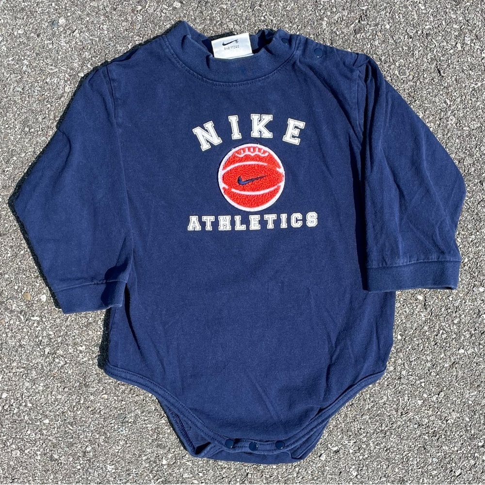 Nike Athletics Textured Basketball Swoosh 1990s L/S Bodysuit Onesie Youth (12M)